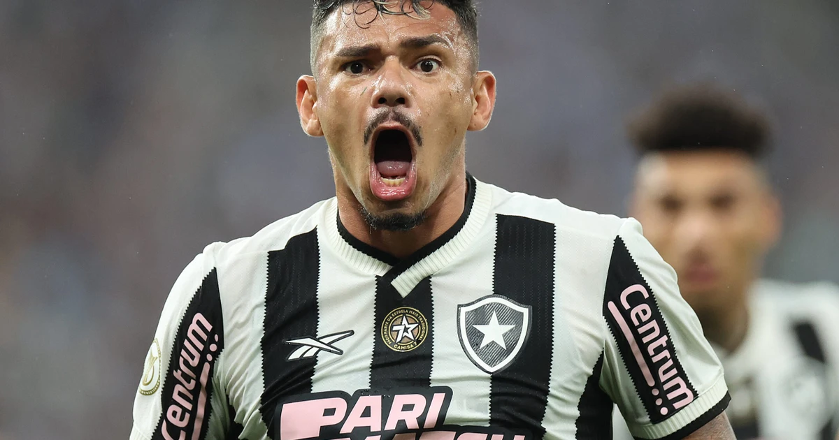 Botafogo oficializa apresentação de Tiquinho Soares no Nilton Santos