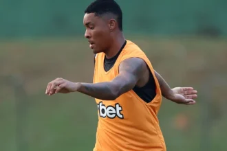 Botafogo oficializa rescisão de contrato com lateral Caio Roque
