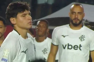 Botafogo perde para o Vitória e cai na tabela do Campeonato Brasileiro