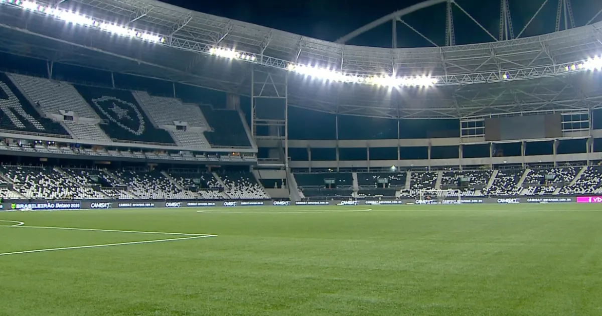 Botafogo renova gestão do gramado sintético no estádio Nilton Santos