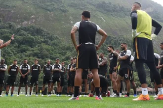 Botafogo supera restrições e acelera movimentações no mercado da bola