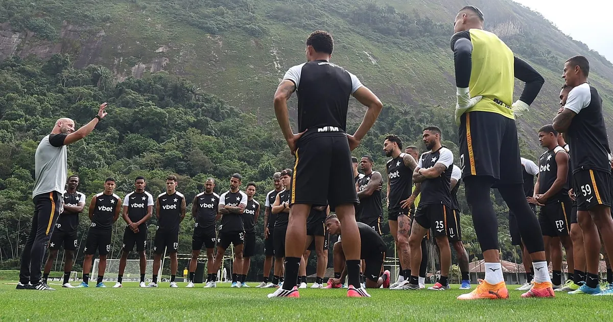 Botafogo supera restrições e acelera movimentações no mercado da bola