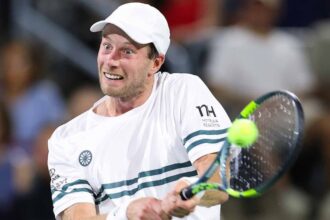 Botic van de Zandschulp elimina Medvedev e avança no Masters 1000 de Montréal