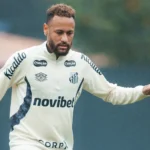 Brad Pitt ironiza Neymar e brinca sobre oferecer aulas de atuação para simulação de faltas