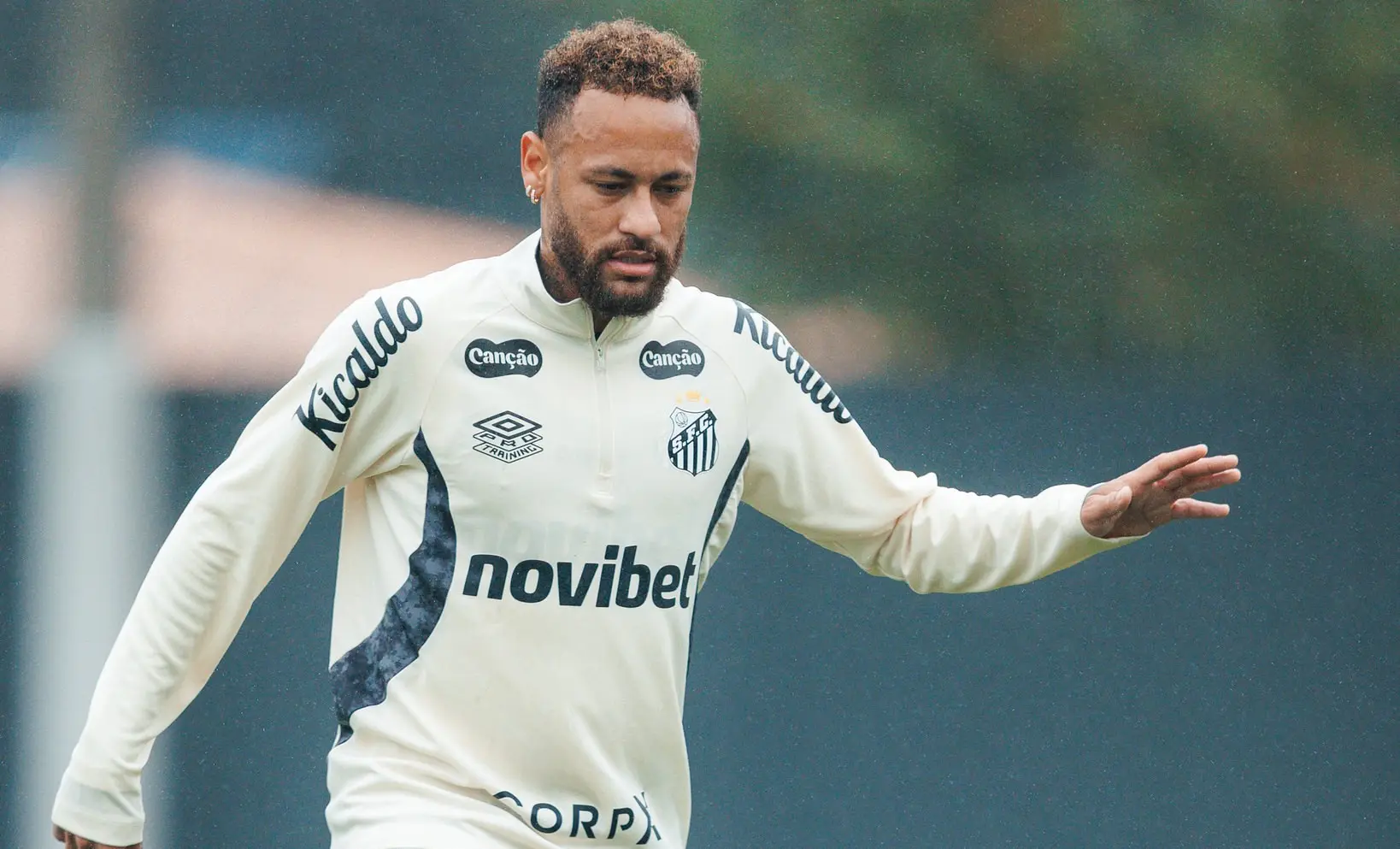 Brad Pitt ironiza Neymar e brinca sobre oferecer aulas de atuação para simulação de faltas