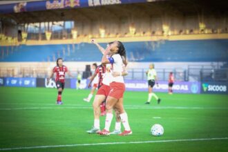 Bragantino goleia Vitória e mantém esperanças vivas no Brasileirão Feminino