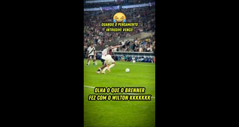 Brenner protagoniza momento inusitado com o árbitro Wilton Pereira Sampaio em campo