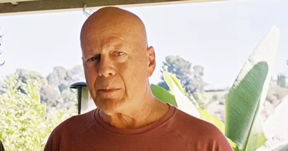 Bruce Willis é visto em momento raro de passeio em Los Angeles