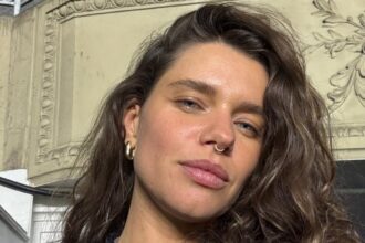 Bruna Linzmeyer demonstra apoio ao Vasco da Gama em visita a São Januário