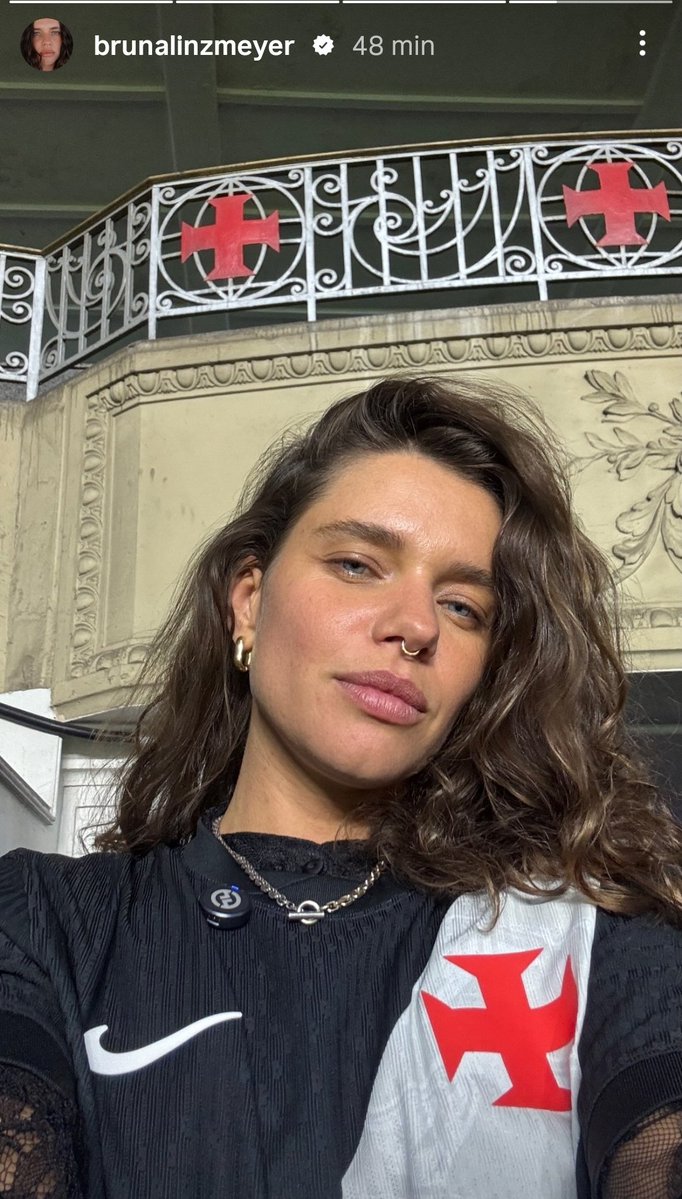 Bruna Linzmeyer demonstra apoio ao Vasco da Gama em visita a São Januário