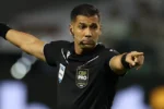 Bruno Arleu de Araújo apita o clássico entre Palmeiras e Santos pela Copa do Brasil nesta quarta