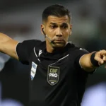 Bruno Arleu de Araújo apita o clássico entre Palmeiras e Santos pela Copa do Brasil nesta quarta