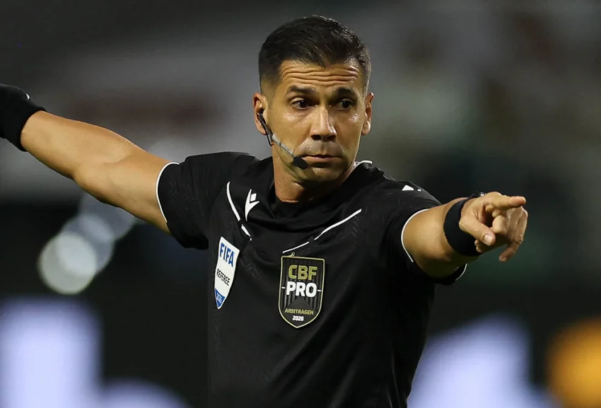 Bruno Arleu de Araújo apita o clássico entre Palmeiras e Santos pela Copa do Brasil nesta quarta