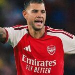 Bruno Guimarães estreia com gol de pênalti em vitória do Arsenal sobre o Como