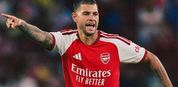 Bruno Guimarães estreia com gol de pênalti em vitória do Arsenal sobre o Como