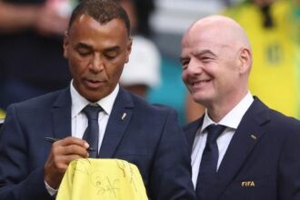 Cafu e Roberto Carlos manifestam apoio a Gianni Infantino em meio à crise na Fifa