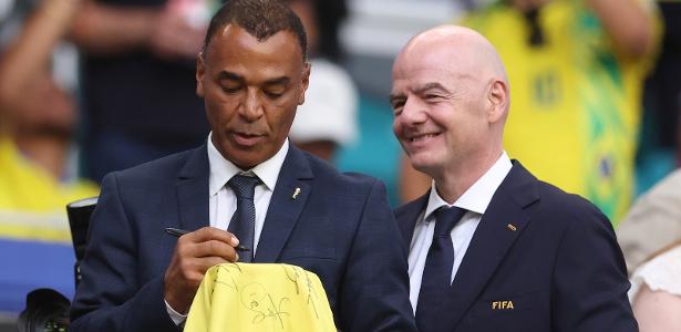 Cafu e Roberto Carlos manifestam apoio a Gianni Infantino em meio à crise na Fifa