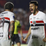 Calleri converte pênalti e amplia vantagem do São Paulo no Morumbis