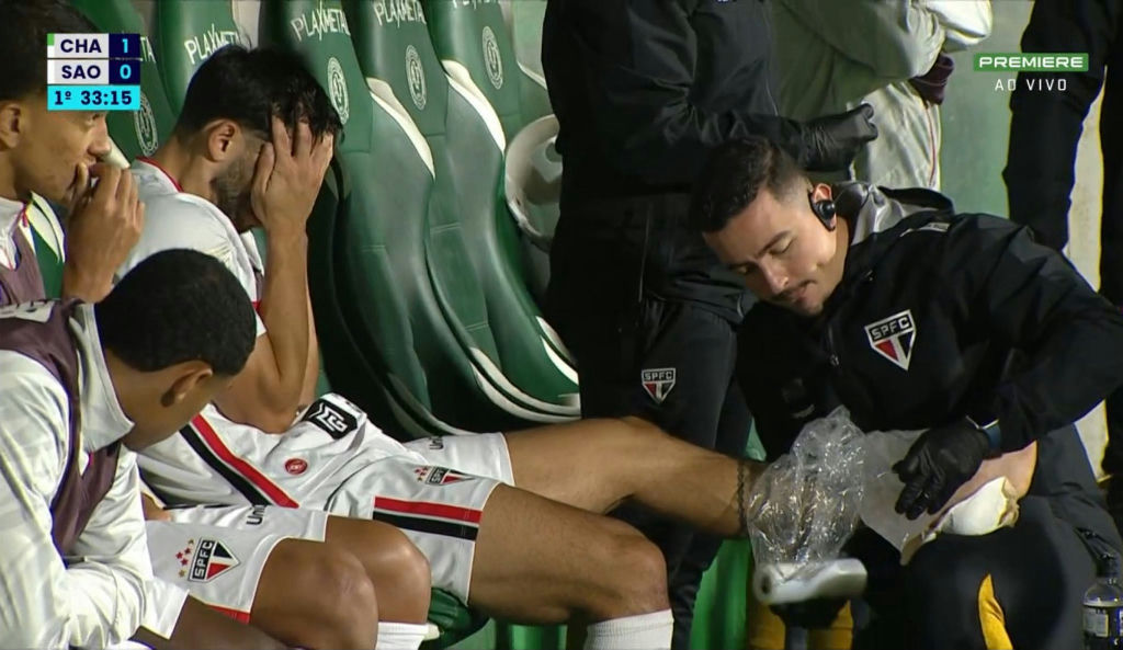 Calleri sofre lesão no tornozelo e é substituído precocemente pelo São Paulo