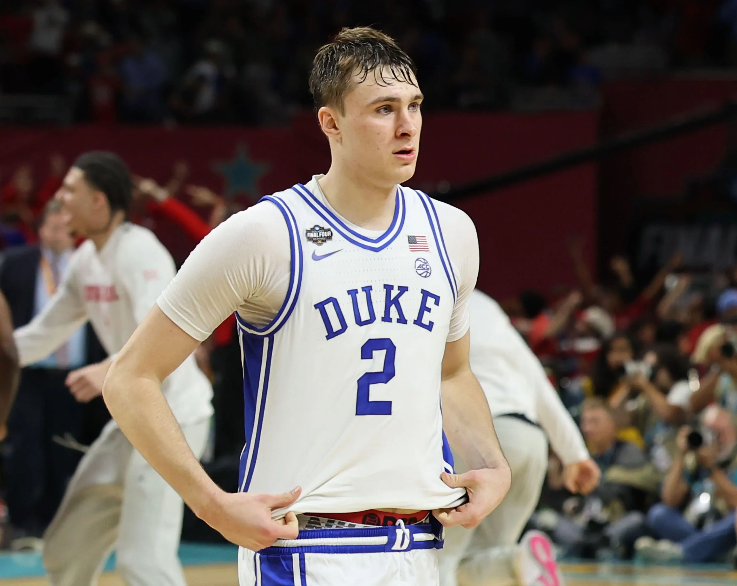 Card raro de Cooper Flagg gera disputa milionária entre leilão e benefícios da NBA