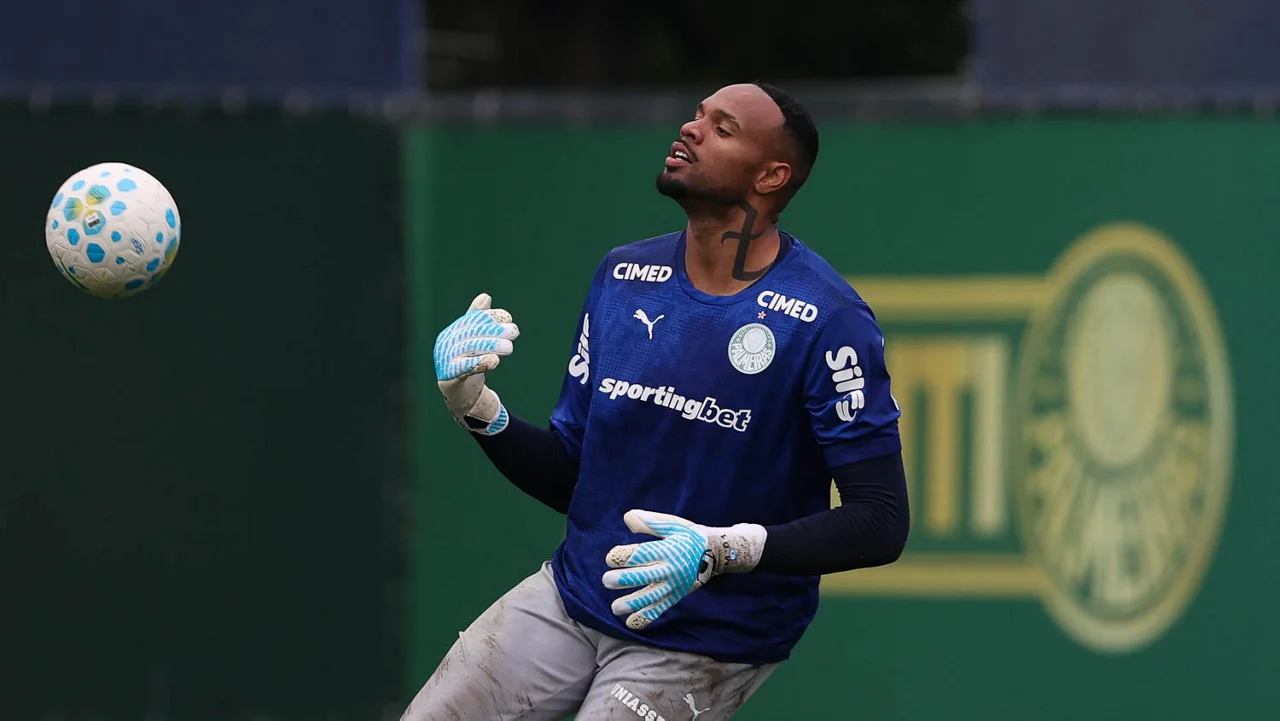 Carlos Miguel completa um ano de Palmeiras e foca no clássico contra o Santos