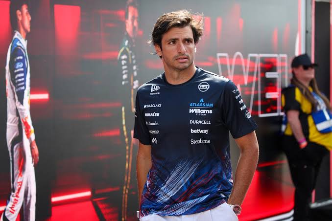 Carlos Sainz renova com Williams e garante permanência na Fórmula 1 até 2027