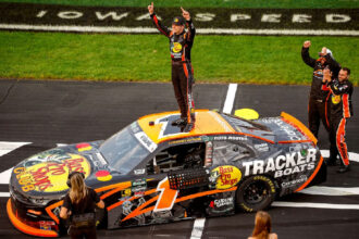Carson Kvapil domina etapa de Iowa da Nascar após final eletrizante