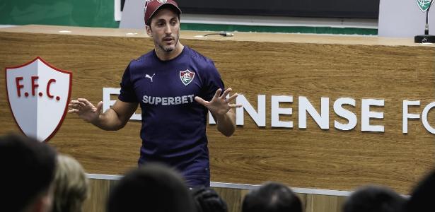 Casagrande aponta falhas na gestão do elenco após saída de Zubeldía