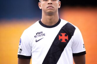 Cauan Barros entra no radar do AEK mas negociação com Vasco não avança