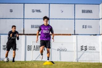 Ceará oficializa a contratação do atacante Lenny Lobato para a Série B