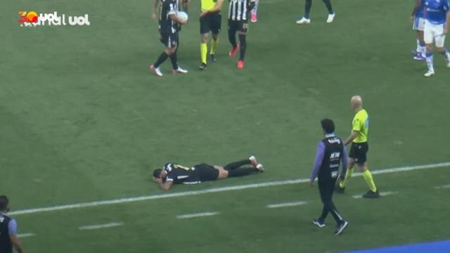 Cena de jogador caído no gramado marca momento de tensão em partida