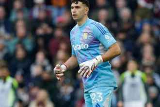 Chelsea avalia investida por Emiliano Martínez após oferta de representantes