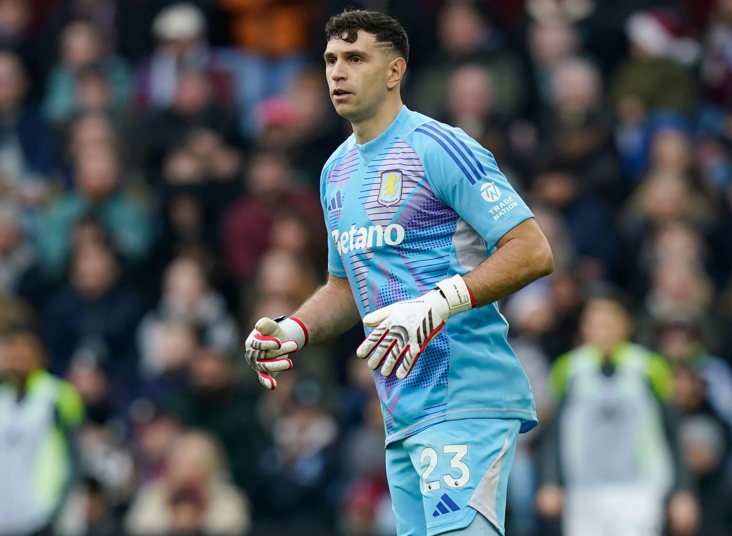 Chelsea avalia investida por Emiliano Martínez após oferta de representantes