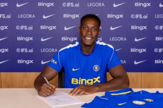 Chelsea oficializa a contratação do atacante Danny Welbeck