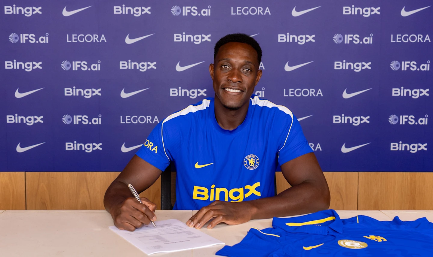 Chelsea oficializa a contratação do atacante Danny Welbeck