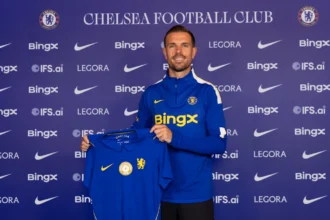 Chelsea oficializa a contratação do experiente meio-campista Jordan Henderson