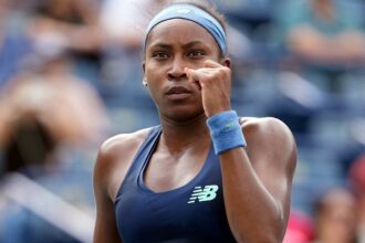 Coco Gauff supera estreia difícil em Cincinnati e homenageia o pai