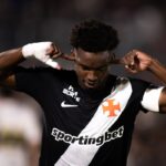 Com 7 gols cada, Thiago Mendes e Spinelli dividem o posto de artilheiro do Vasco em 2026