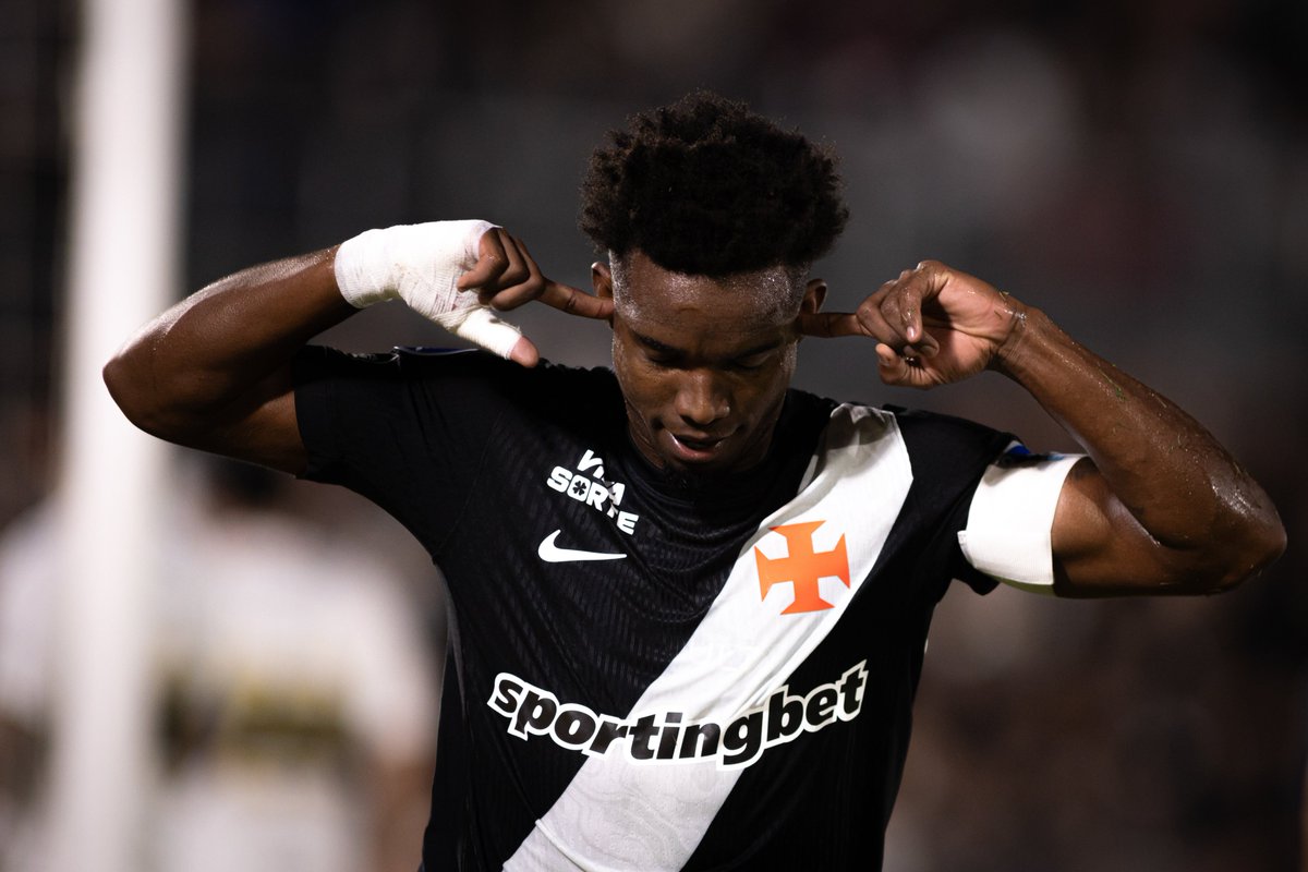 Com 7 gols cada, Thiago Mendes e Spinelli dividem o posto de artilheiro do Vasco em 2026