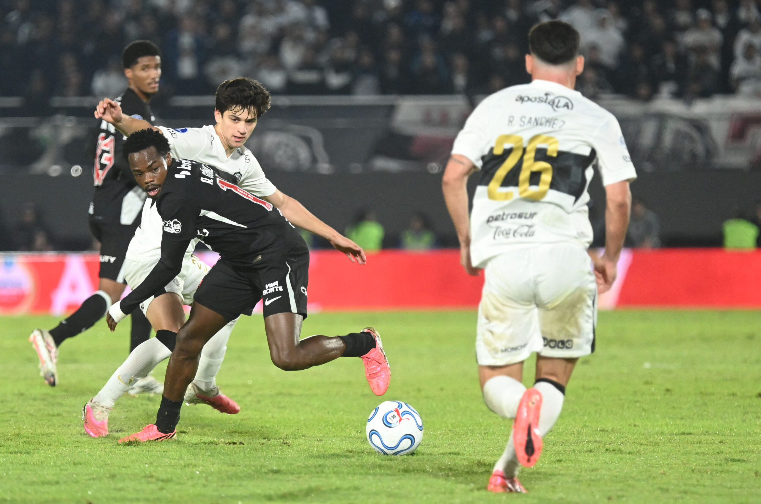 Confira os registros do embate histórico entre Olimpia e Vasco na Copa Sul-americana