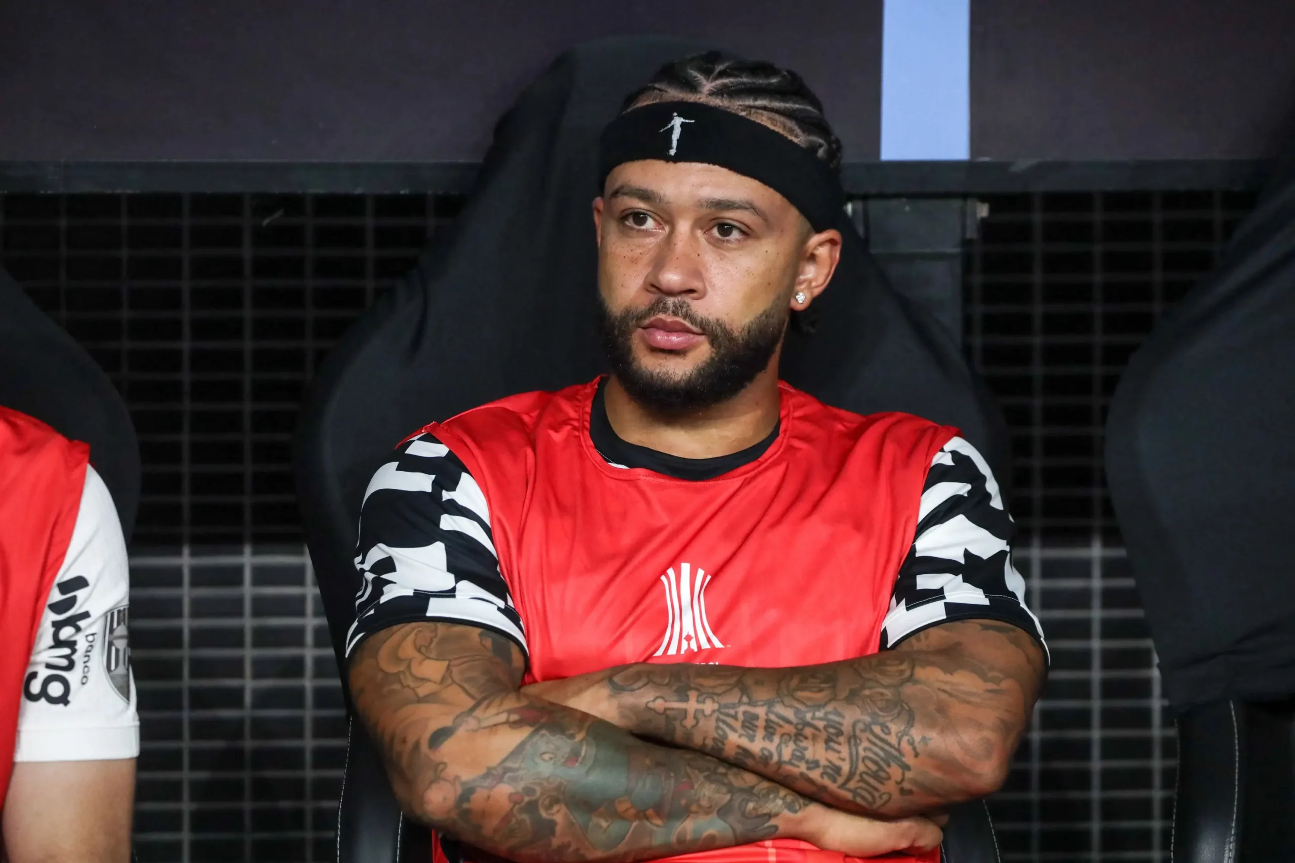 Corinthians adota medidas contratuais após polêmica com videoclipe de Memphis Depay