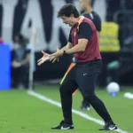 Corinthians avança na Libertadores: Diniz exalta Memphis Depay e seu 'brilho diferente'
