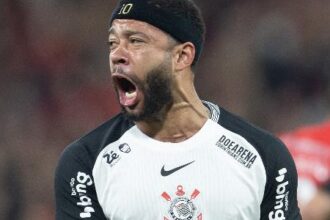 Corinthians busca acordo com Memphis Depay e estuda retomar negociações