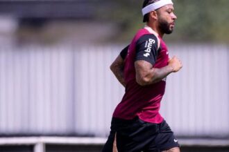Corinthians busca renovação com Memphis Depay para adequar contas ao fair play financeiro