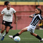 Corinthians domina o Santos com goleada e mantém liderança no Brasileirão Feminino