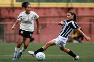 Corinthians domina o Santos com goleada e mantém liderança no Brasileirão Feminino