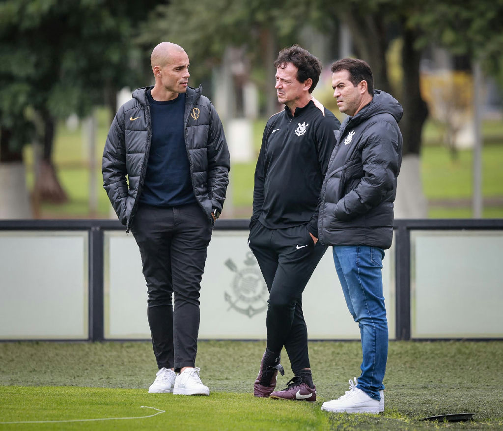 Corinthians intensifica movimentações no mercado da bola em meio a desafios de registro
