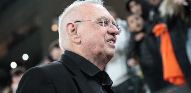 Corinthians quita direitos de imagem de julho, mas mantém pendências e trava em contratações