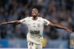 Corinthians recebe sondagem milionária do Nottingham Forest pelo meia André