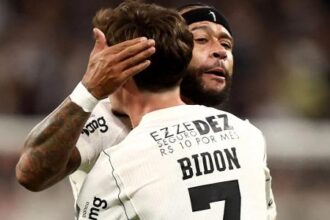 Corinthians supera expulsão e garante vaga nas quartas da Libertadores